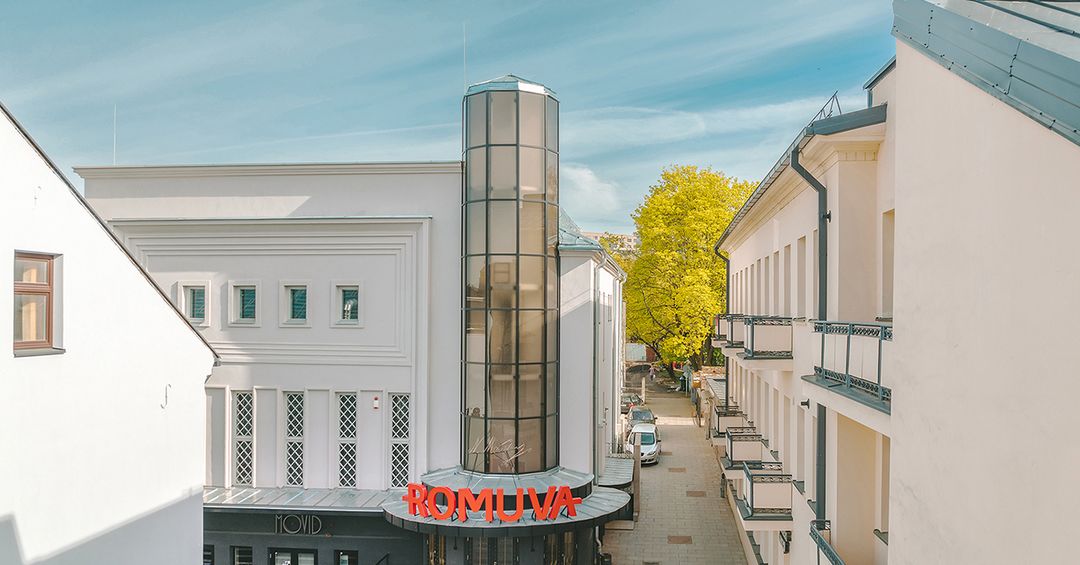 Romuvos kino teatro nuotrauka iš drono skrydžio, fone mėlynas fonas